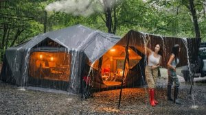 Кемпинг двух смелых девушек в экстремальный дождь с надувной двухкомнатной палаткой.