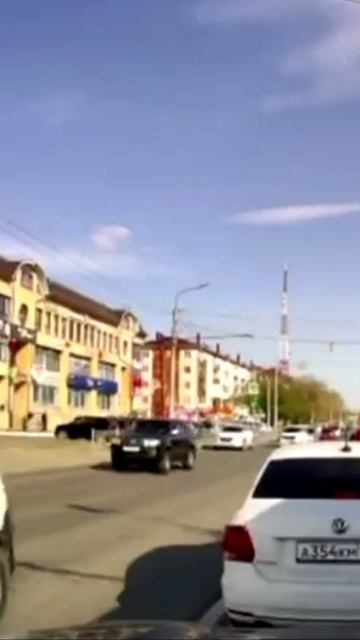 Белый джип едет по правилам скорой