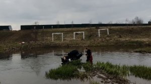 Утонул Квадроцикл, вытаскиваем из под воды. Сложный зацеп, пришлось намокнуть. The ATV sank.