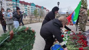 «Чтим память героев церемония у мемориала „Слава героям Излучинска“».