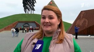 У мемориала Советскому солдату подо Ржевом вспоминают погибших в годы войны.