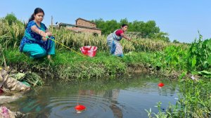 Уникальная рыбалка на крючок в канале🎣🎣|| Две милые девушки ловят рыбу на крючок в канале.