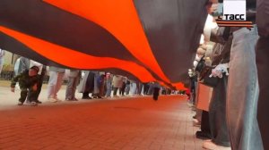 Сотни человек пронесли по Старому Арбату в Москве 81-метровую георгиевскую ленту,