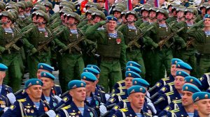 По Красной площади торжественным маршем прошли представители всех видов и родов Вооруженных сил РФ.