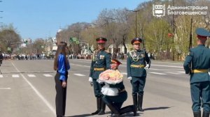 Курсант сделал предложение своей девушке во время парада Победы в Благовещенске