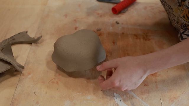 Тарелочка сердечко. Слепить из глины.