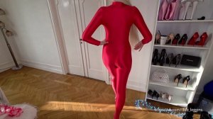 Стройная девушка в красном полностью обтягивающем наряде.Мода и Стиль.