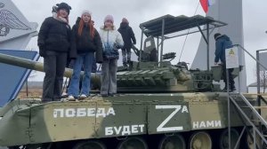 С праздником ,с днём Победы поздравляют дети