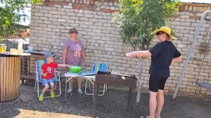 ЖИЗНЬ В СЕЛЕ:часть 1/ПОМЫЛА СЕТКИ НА ОКНА/ЖАРИМ НА КОСТРЕ МЯСО/