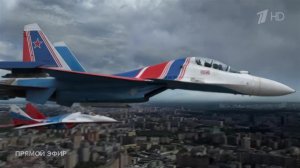 Пилотажные группы «Русские витязи» и «Стрижи» пролетели торжественным строем над Красной площадью