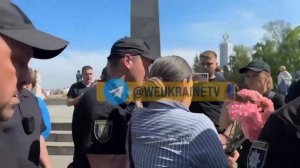 В Киеве люди сегодня несли цветы к мемориалу в парке Вечной Славы. Некоторые из них включали ...