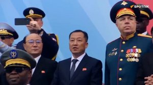 По Красной площади впервые прошел парадный расчет Корейской народной армии
Бойцы КНА плечом к плечу