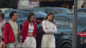 Красивые девушки в стильных образах на солнечных улицах города 😍