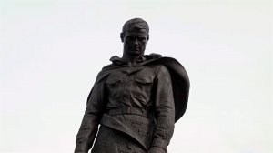 Люди несут цветы к мемориалу Советскому солдату подо Ржевом.