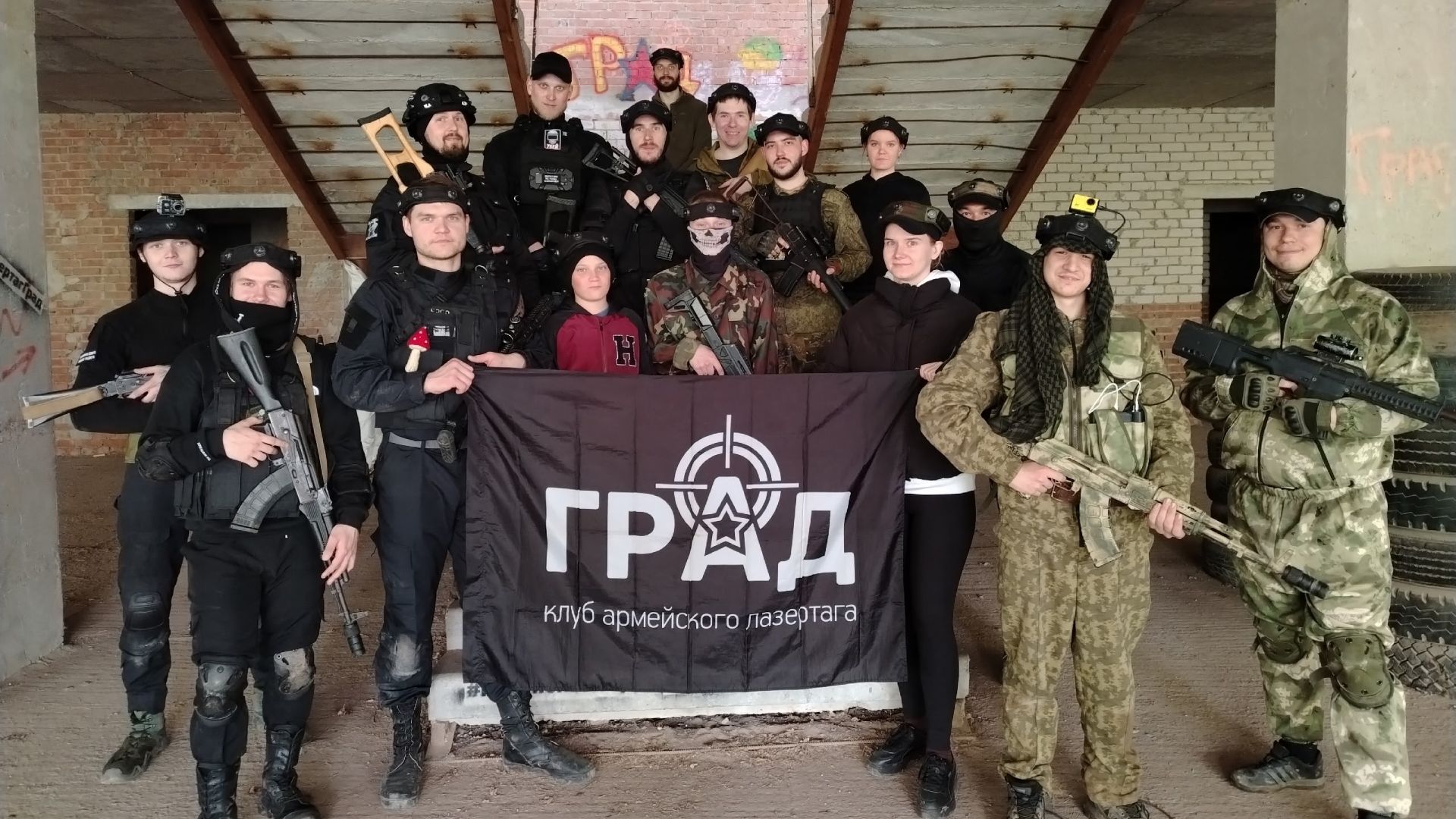 навожу суету, в 1 майской игре в лазертаг /// с ак-105 (с зеленым комуфляжем) смотреть онлайн
