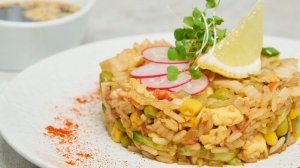 Жареный рис с крабовыми палочками