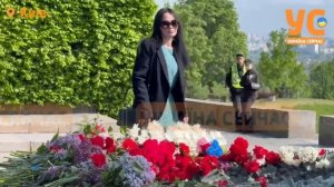 в Киеве люди активно несут цветы на мемориал Парк Славы в честь воинов-освободителей, несмотр