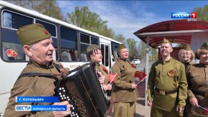 По улицам Котельнича проехал музыкальный автобус: из его окон неслись песни военных лет