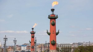 Факелы Ростральных колонн зажглись в Петербурге в День Победы