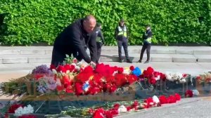 Жители Киева сегодня несли цветы к Вечному огню в парке Славы.