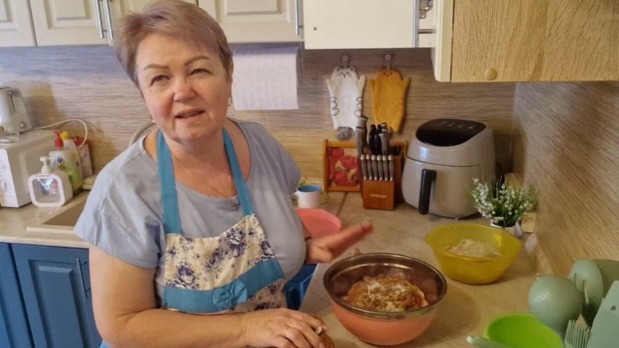 ЗАМАРИНОВАЛА ШАШЛЫК ИЗ КУРИНЫХ БЁДЕР И ПРИГОТОВИЛА ПОДЛИВКУ ИЗ ГРУДИНКИ.