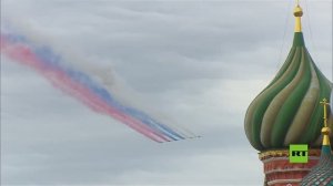 شاهد ماسة كوبينكا وألوان العلم الروسي تزين سماء موسكو في عرض النصر