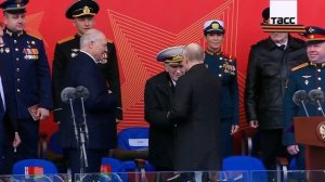 Путин на параде сидит рядом с ветеранами Великой Отечественной войны и СВО.