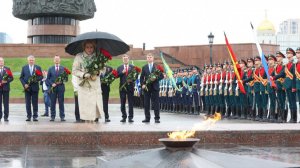 Валентина Матвиенко и сенаторы возложили цветы к Вечному огню на Поклонной горе в Москве