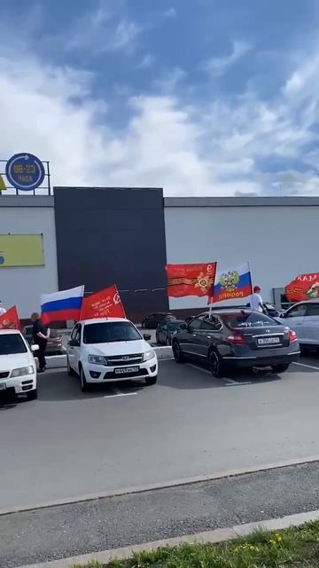 Десятки машин с флагами сегодня собрались возле «ГиперСити»