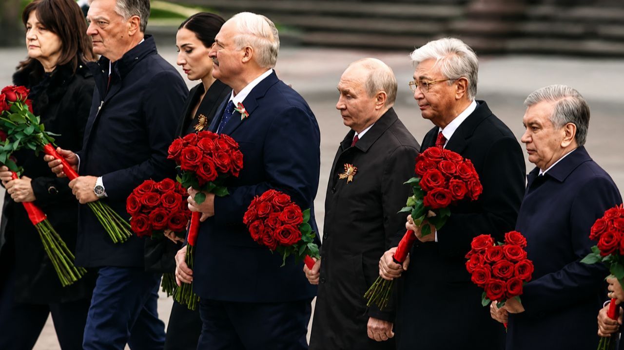 Путин и иностранные лидеры возложили цветы к Могиле Неизвестного Солдата у стен Кремля смотреть онлайн