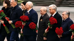 Путин и иностранные лидеры возложили цветы к Могиле Неизвестного Солдата у стен Кремля
