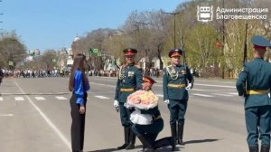 Курсант в Благовещенске сделал предложение своей девушке после шествия в День Победы.