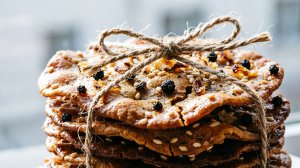 🍪 ХРУСТЯТ ТАК, ЧТО СЛЫШНО СОСЕДЯМ! Луковые крекеры за 15 минут