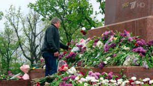 Жители Украины несли цветы к воинским мемориалам.