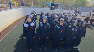 1«А» класс поздравляет всех учеников и учителей школы