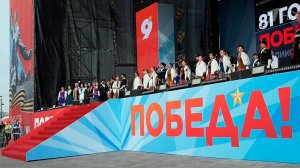 Жителям эстонской Нарвы парад Победы показали на гигантских экранах с российской территории.