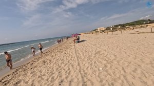 Пляжная прогулка в 4K между горами и морем