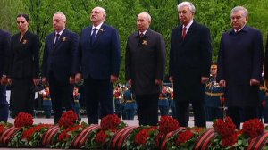 Возложение цветов на могилу неизвестного солдата Парад Победы 9 мая 2026 год С праздником