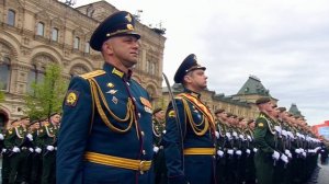 Путин поздравил участников парада на Красной площади с Днем Победы,назвав его священным и главным пр