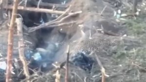 Российский штурмовик ловко заполз в окопы ВСУшников