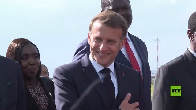 بالأغاني والرقصات التقليدية.. استقبال حافل لإيمانويل ماكرون لدى وصوله إلى كينيا