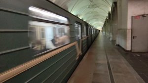 электропоезд 81-717 Номерной отправляется со станции Павелецкая