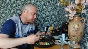 Мукбанг. Плов с колбасой и яйцами. Притчи Соломона глава 9. Еда на камеру.