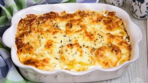 Картофельная запеканка с курицей и жареными овощами под сыром.