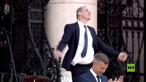 هنغاريا.. وزير الصحة يحول المنصة إلى حلبة رقص خلال تنصيب رئيس الوزراء الجديد