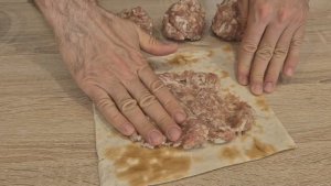 Беру фарш и намазываю лаваш. Готовлю вкусный завтрак в духовке. Вся семья довольна