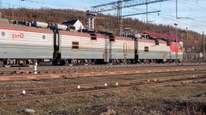 Перегонный 3ЭС5К проезжает через переезд