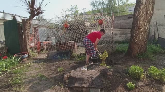 ПОЛ ДНЯ НЕ РАЗГИБАЯ СПИНЫ , РАБОТА В ОГОРОДЕ смотреть онлайн