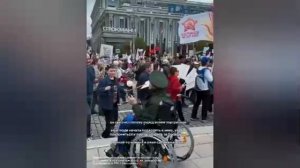 Жители Екатеринбурга чествуют героя. 

Люди долго не отпускали 99-летнего фронтовика Александра Агее