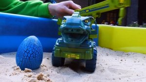 Играем в машины-динозавры! 🚜🦖 Видео про машинки и игры в песочнице для детей